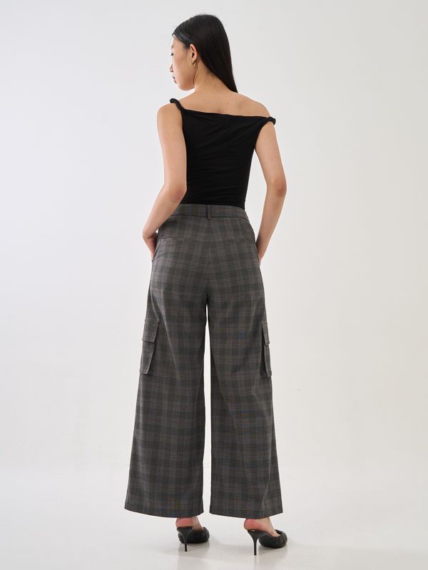 Asymmetric Twist-Detail Top